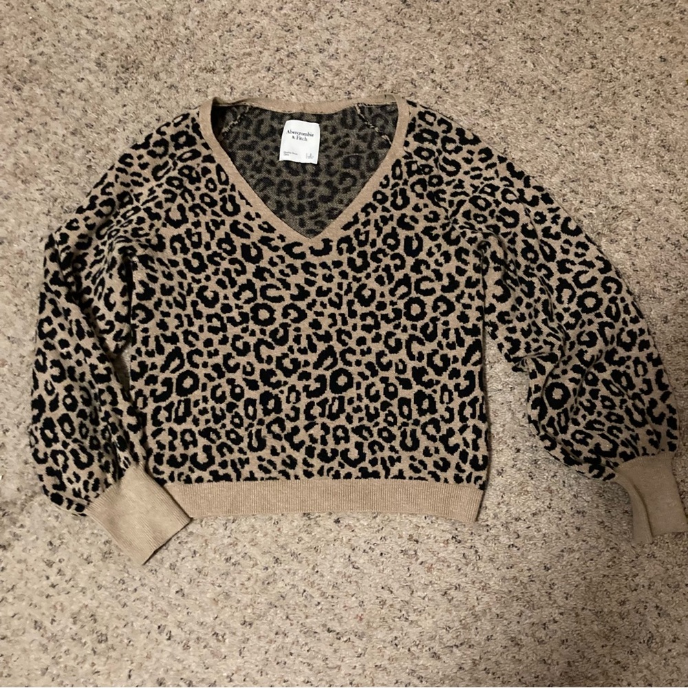 Cheetah print balloon sleeve stretchy V neck oversized sweater A&F tan and black